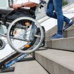 достъпна среда с устройство за изкачване на инвалидни колички по стълби Liftkar PTR