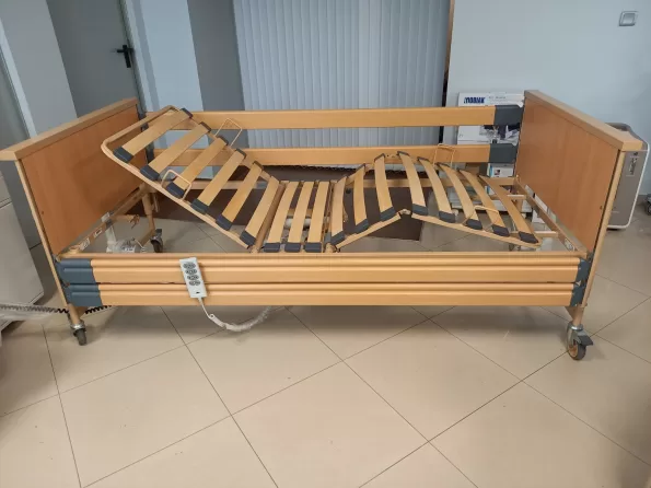 Дая Медицински Изделия Рециклирано електрическо болнично легло BURMEIER Германия с четири функции и регулируем наклон  